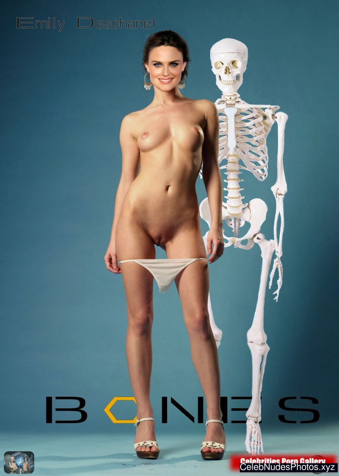 Bones actress Emily Deschanel Naked