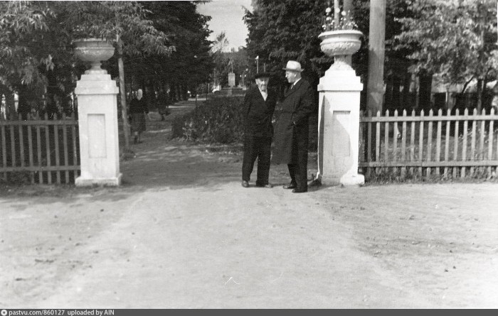 Elderly pair in the garden