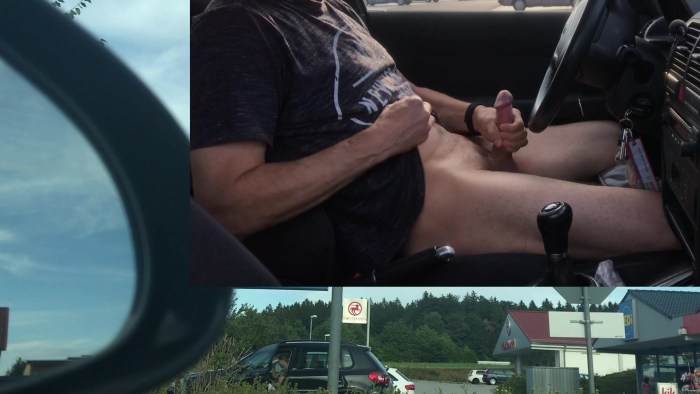 Maksososk sucks at the crowd