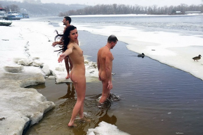 Naked girls bathed in the snow