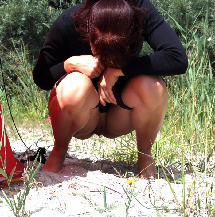 Women's pissing in a skirt