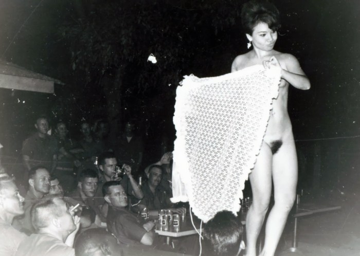 Retro naked young girls