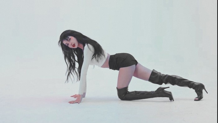 La Legende de who plays Shah Jahan in Shalimar Film from Guerlain