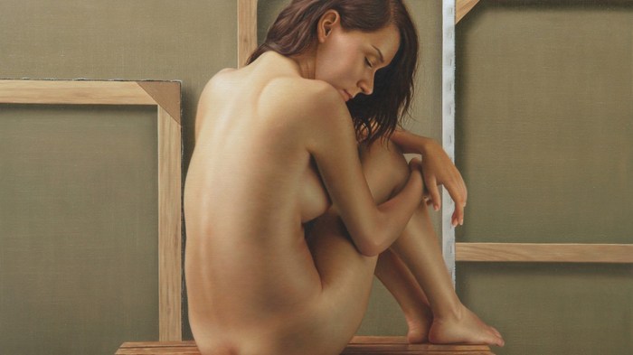 The model poses in full growth of nude