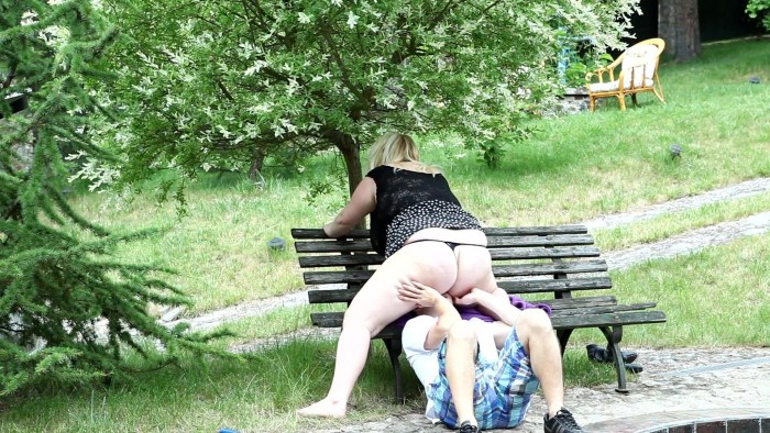 Girls Cunnilingus in nature