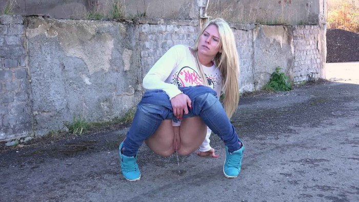 Simone Diamond Pissing