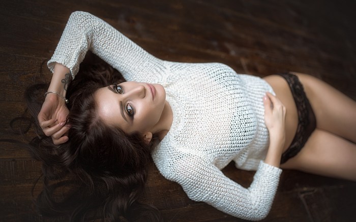 Girl's silhouette on a gray background