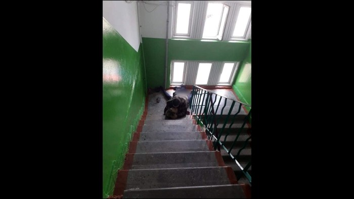 Cunnilingus in a crowded place