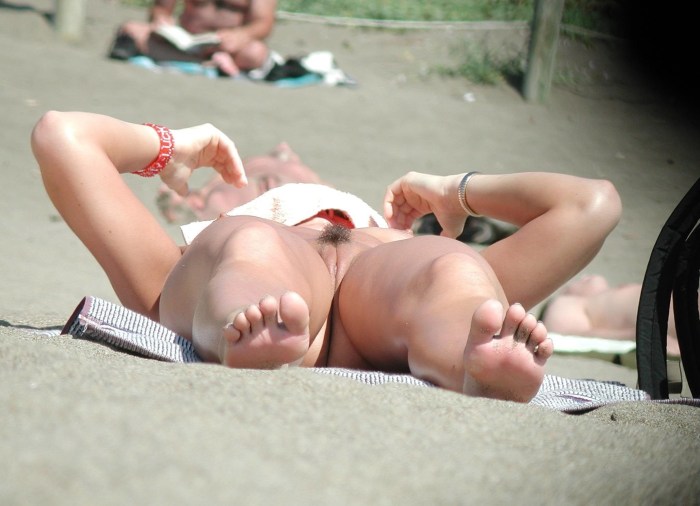 Voyeurist UPSKIRIT on the beach