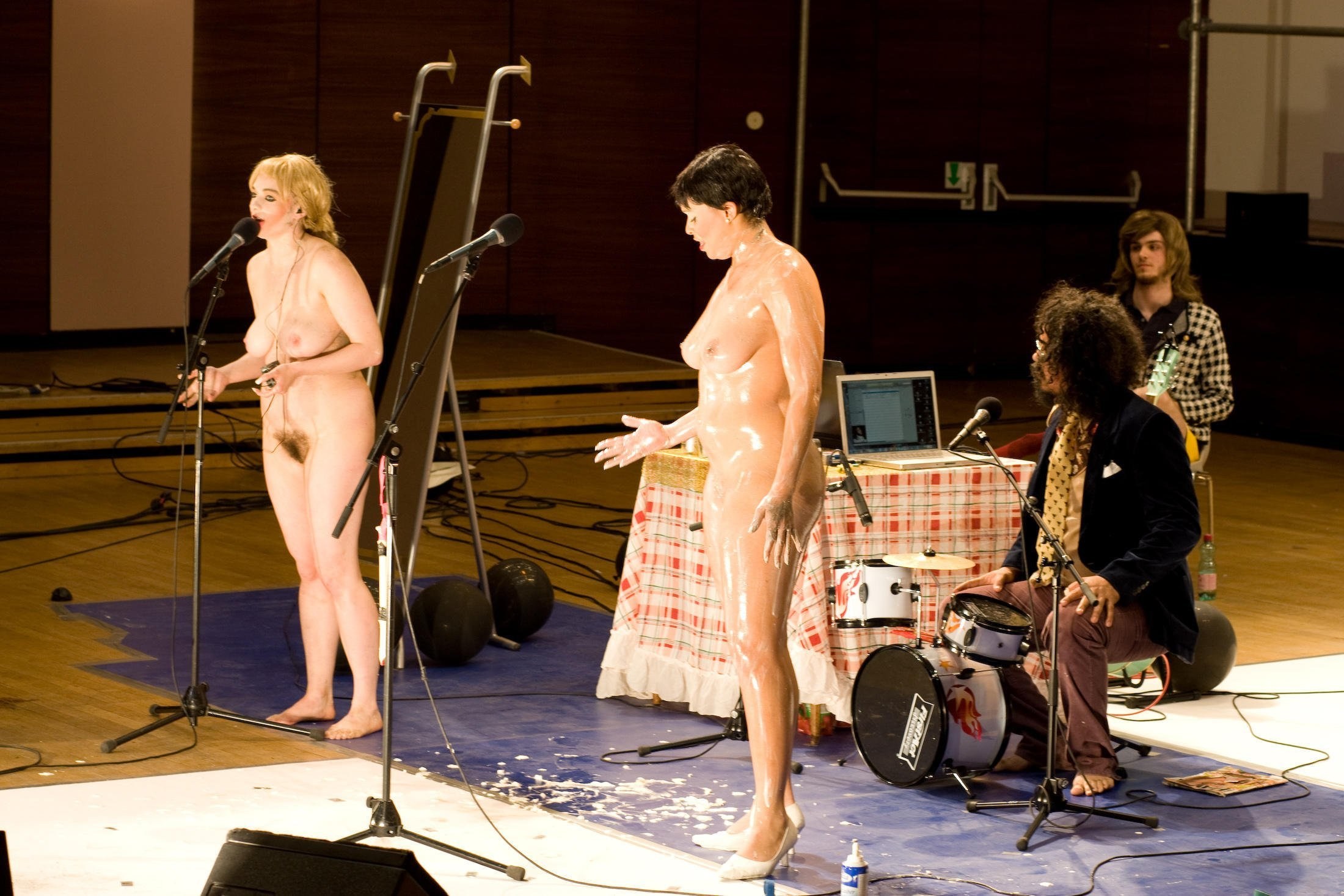 Naked Women On Stage (91 photos) pic