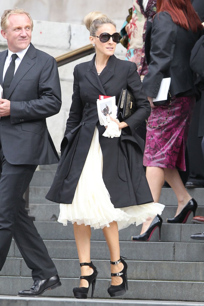 Mature in a tight -fitting skirt