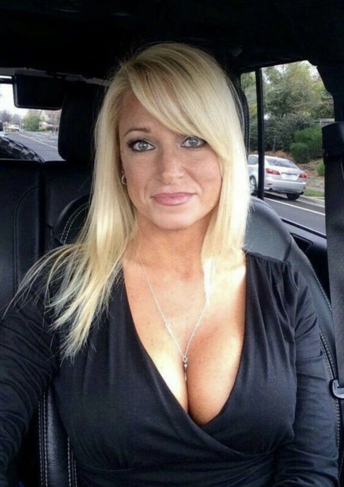 Linda Mertens breast