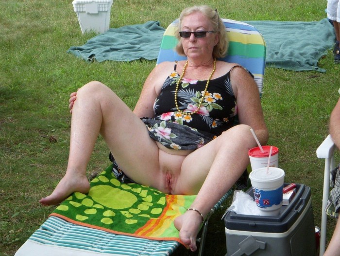 Milf without panties amateur