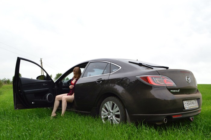 Dodge Challenger SRT8 Girl sexy
