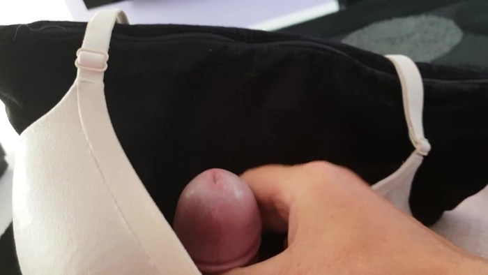 Cumshot between boobs in a sports bra