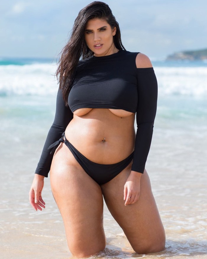 Elana Brian model plus saz