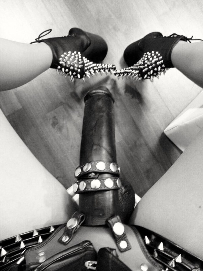 Madam in latex with strapon