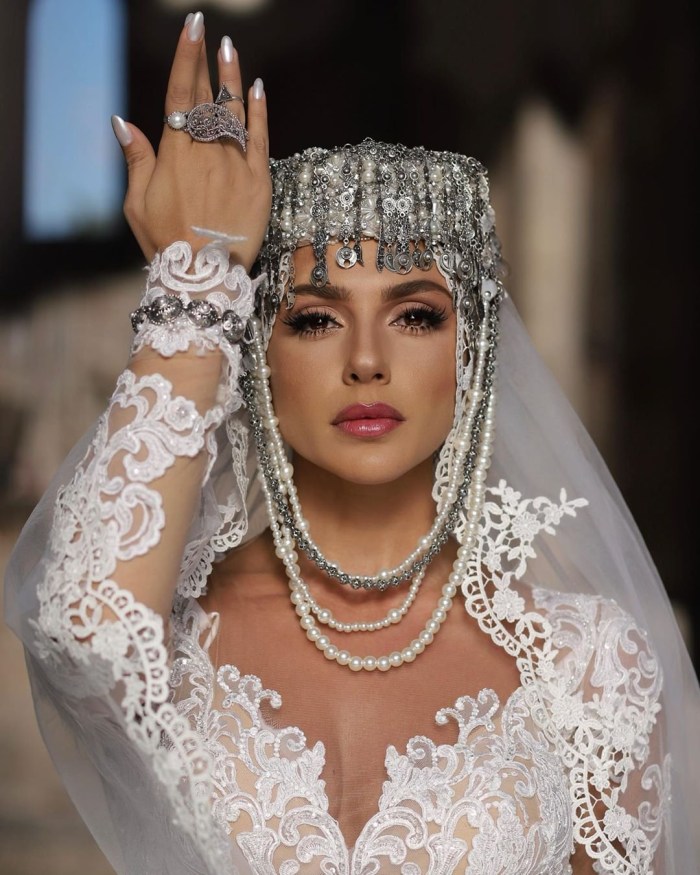 Armenian Taraz Sirushu