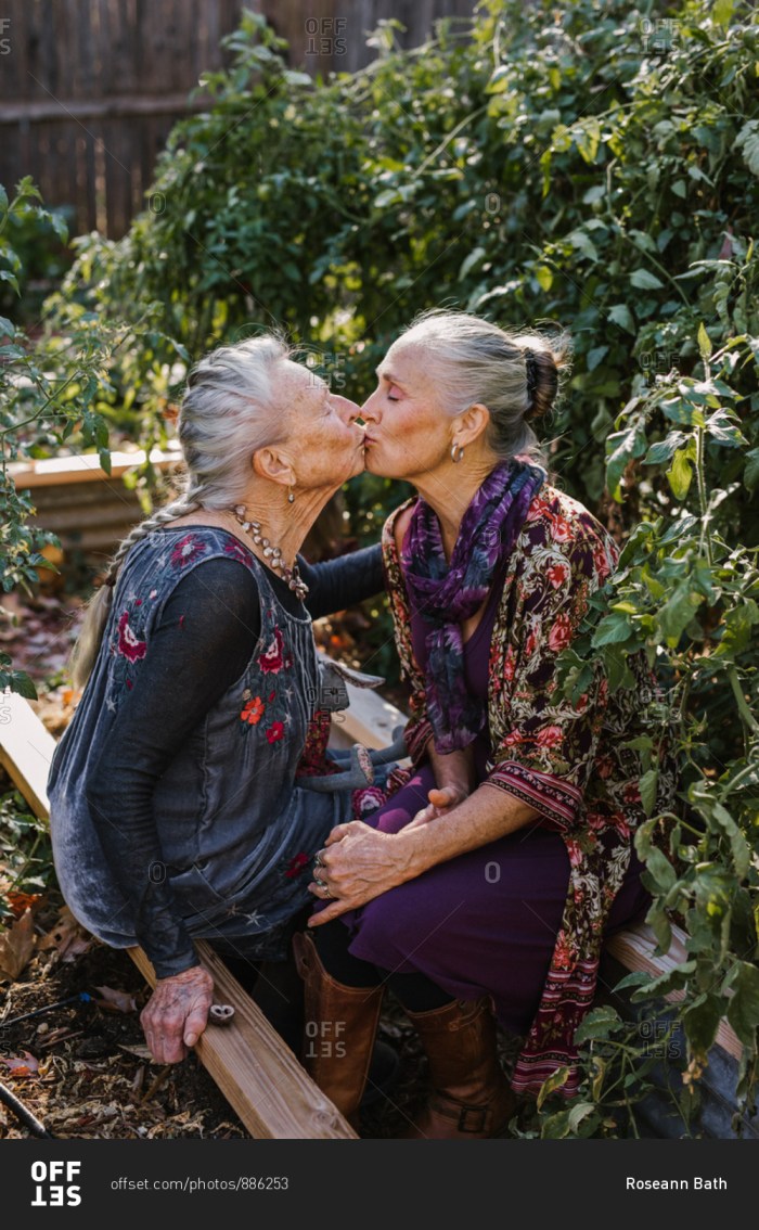 An elderly woman talks with an adult daughter