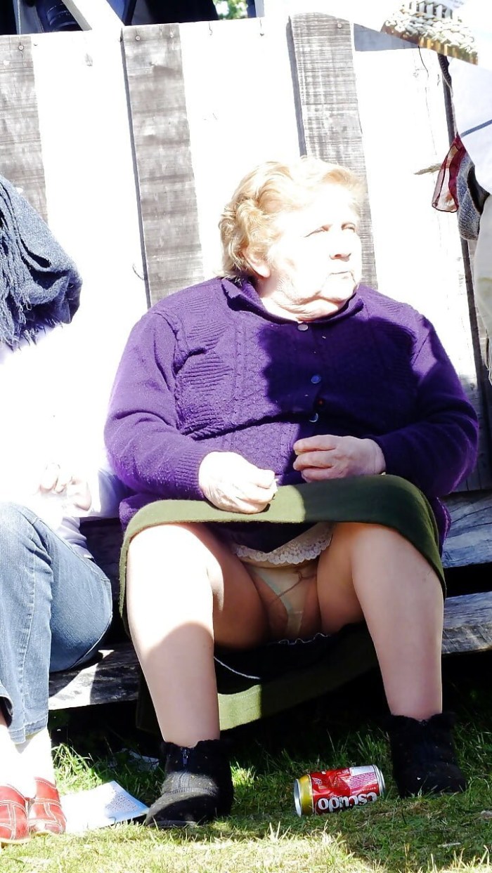 An elderly woman is a Uzskritis without panties
