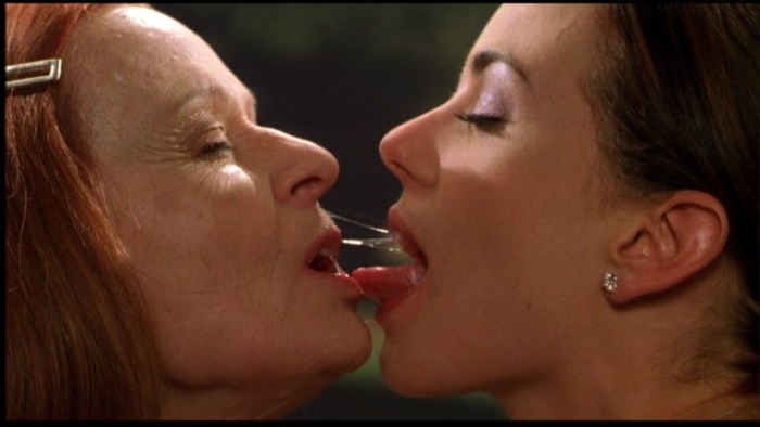 Mia Kirschner lesbian kiss