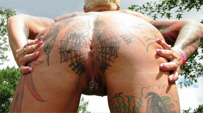 Tattoo peak lady on the pubis