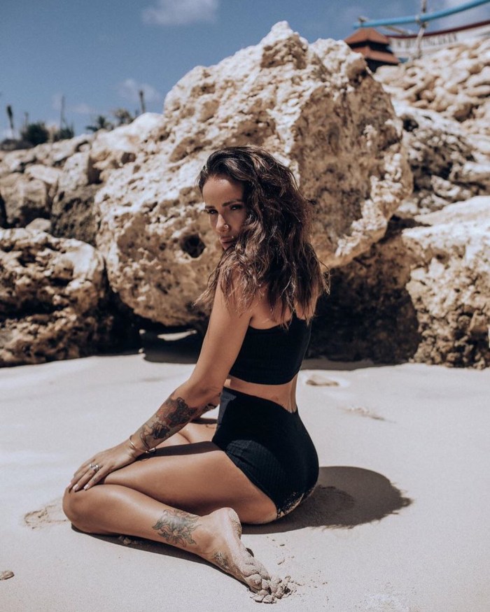 Aiza Anokhin's legs