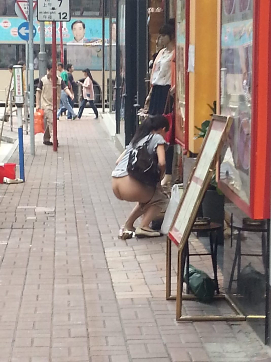 Japanese Women Pissing in the City Streets (76 photos) picture