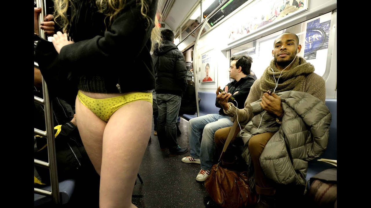 A Woman Without Panties in the Subway (72 photos)