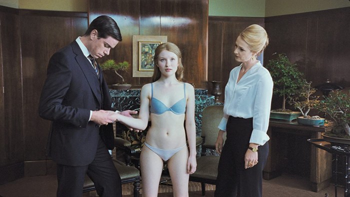 Flaching Pussy in A Room Full of Strangers