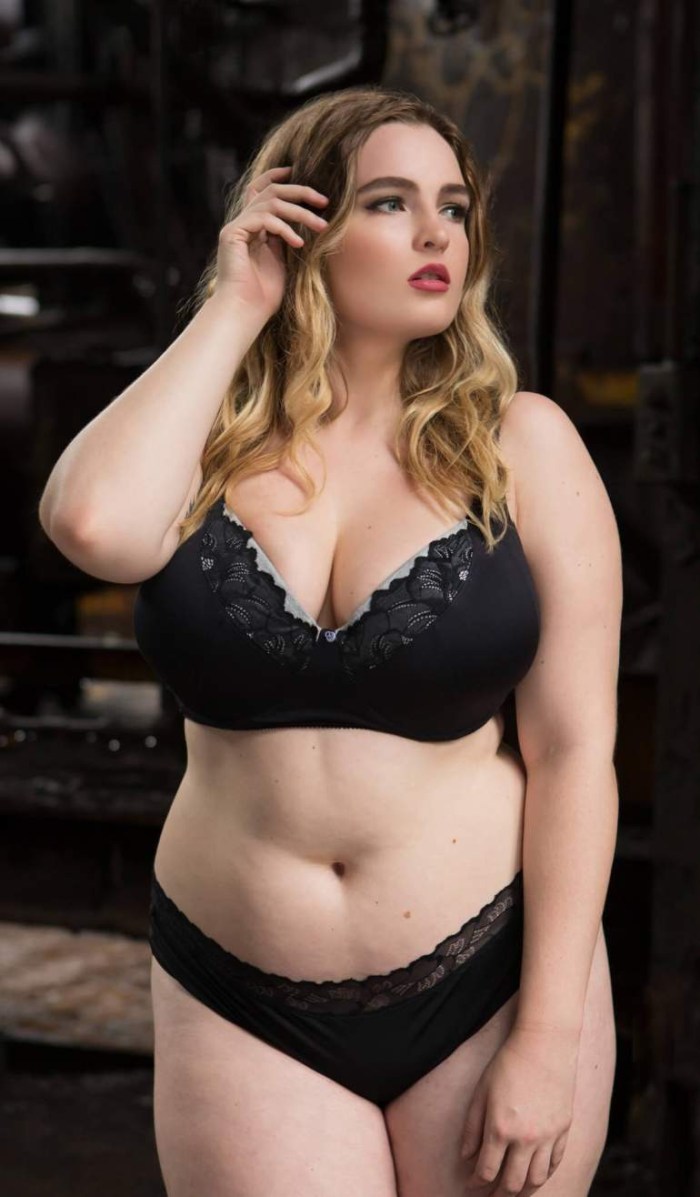 Plus-Size Diana Sirokai