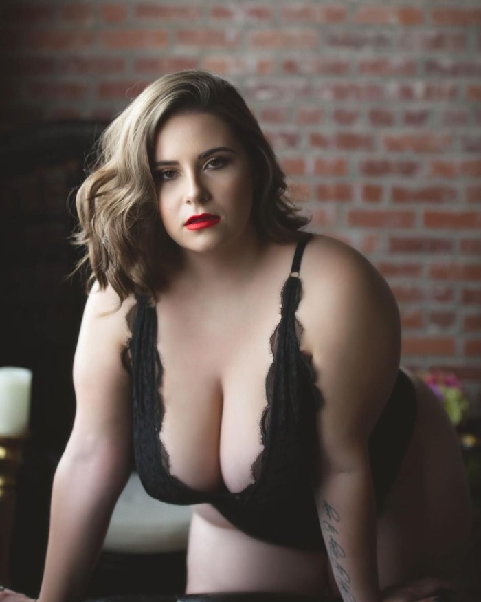 Many naked lush women