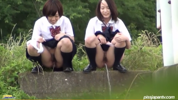 Japanese schoolchildren Pissing