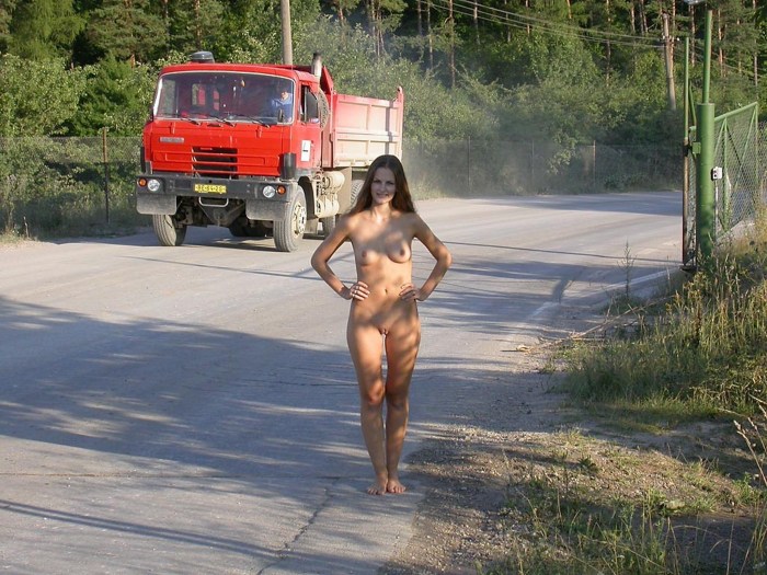Melissa Mendini Naked on the street