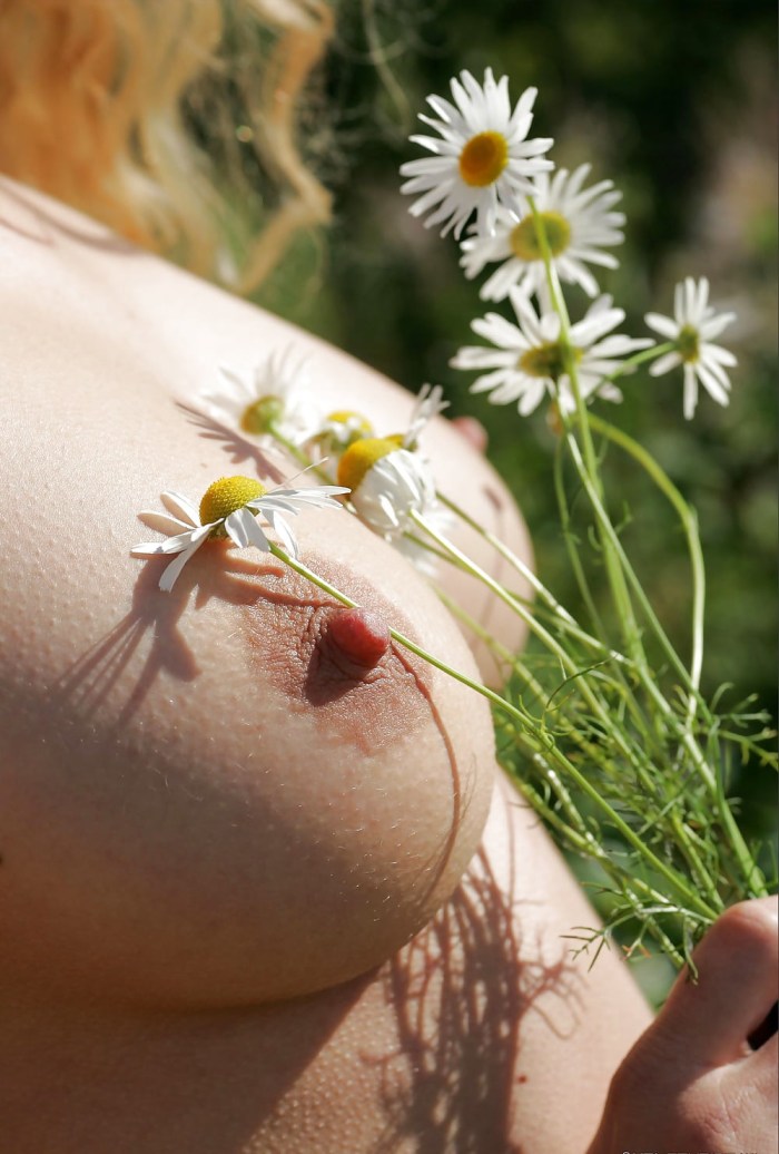 Naga girl with daisies