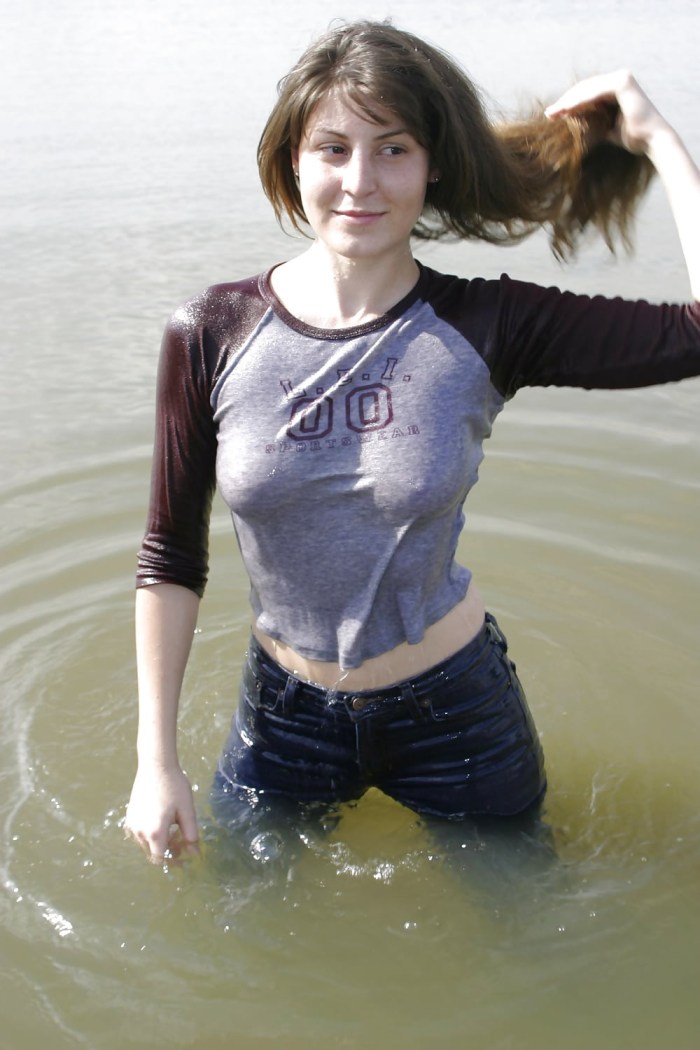 Skupanik with a bare neckline