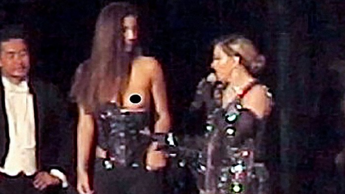 Madonna revealed the chest of fans