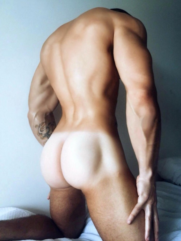 Muscular guy with a juicy anus