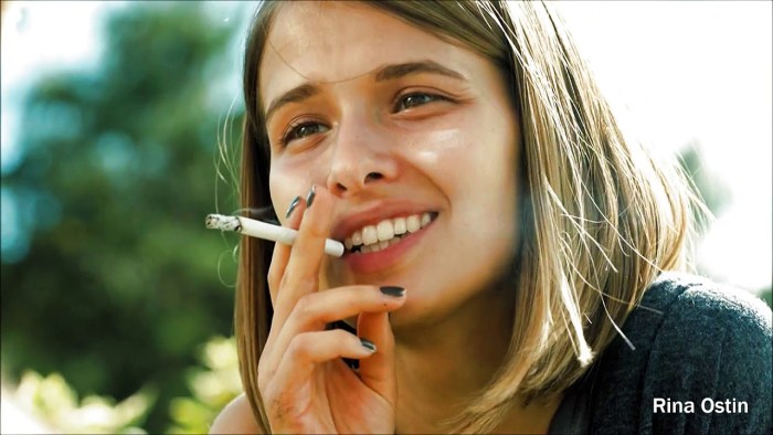 Lyubov Aksenova smokes