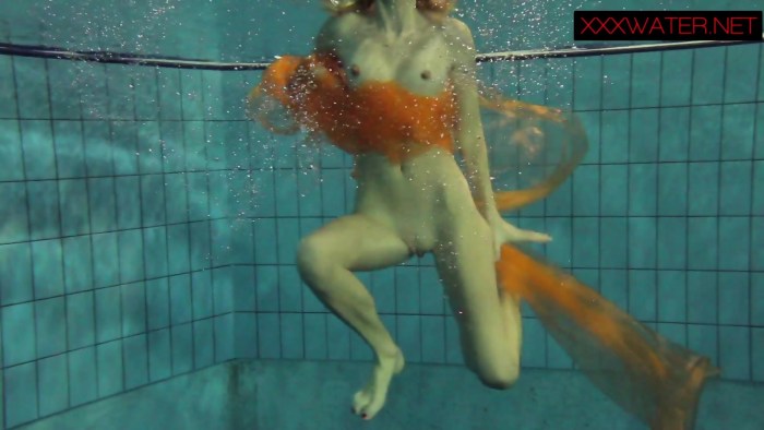 Girls in the pool without panties