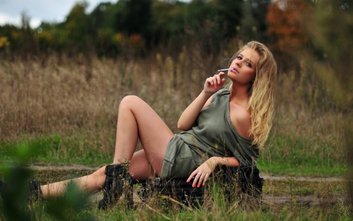 The photo shoot half -naked in nature