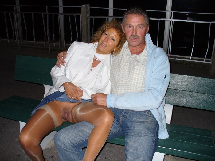 Amateur Homemade Wife Flushing on Public for Strangers