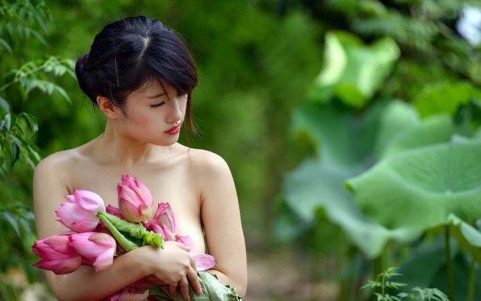 Vietnamese girl with lotus
