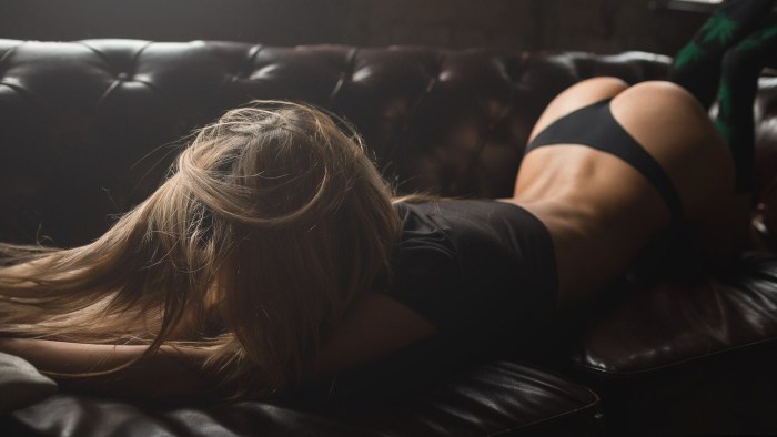 Blonde in linen from the back