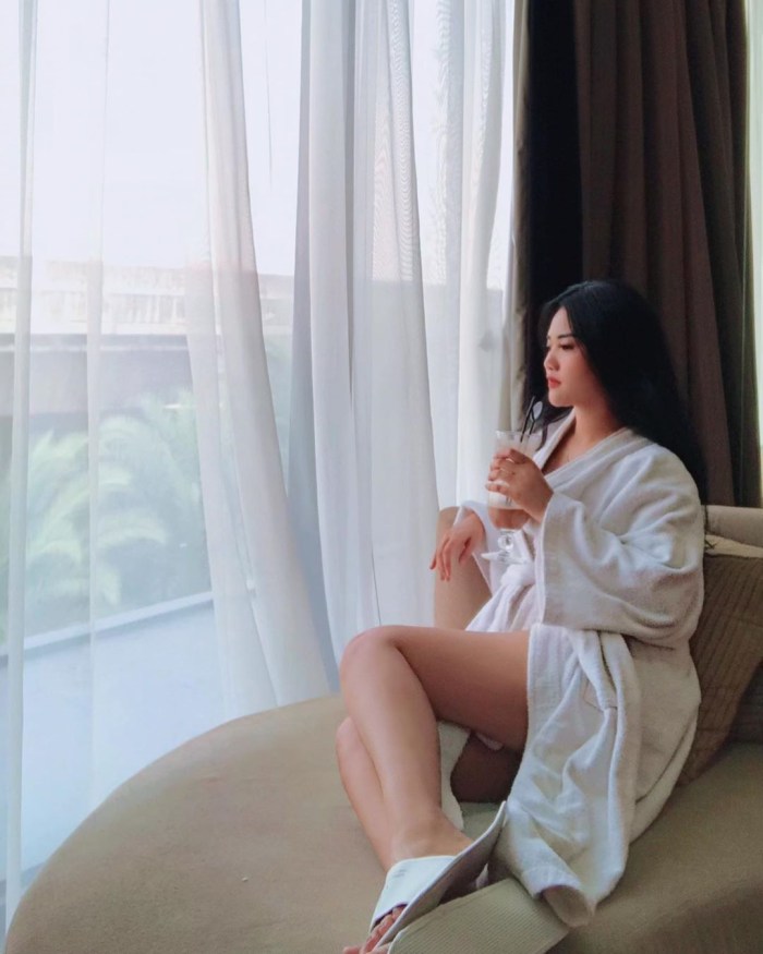 Actress Anise Alvina Tits