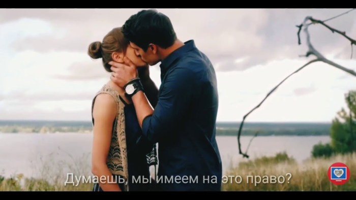 Blonde with daisies from the back