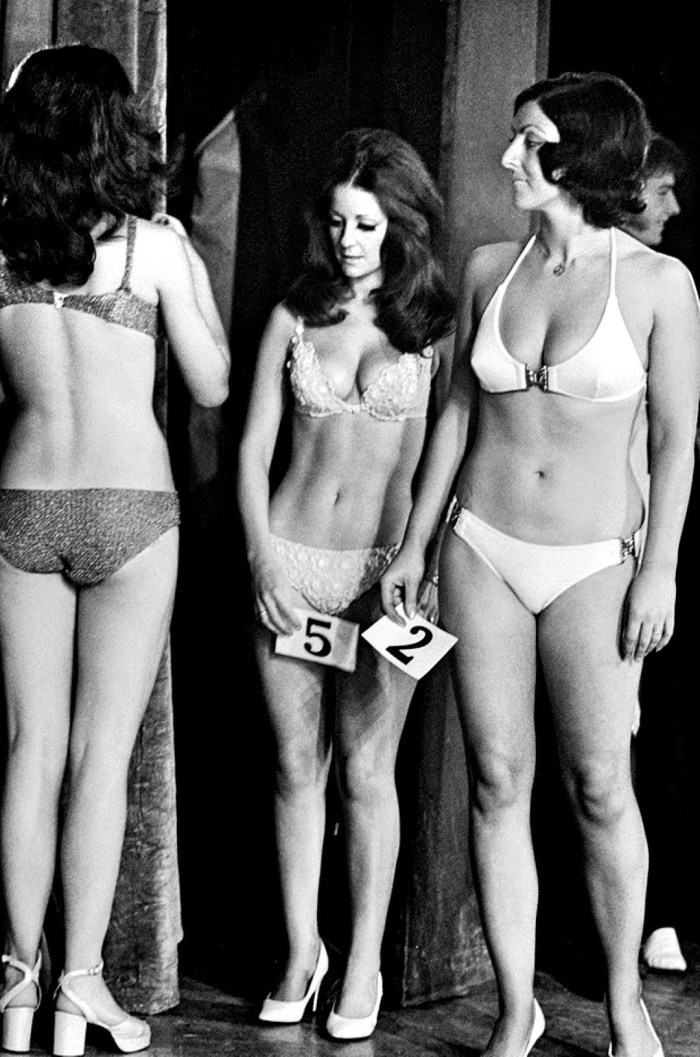 Retro naked young girls