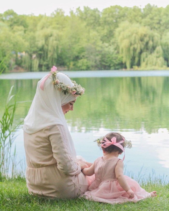 Mom and daughter Muslim