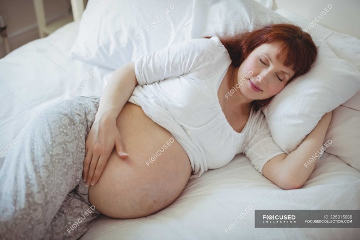 Pregnant women in bed naked