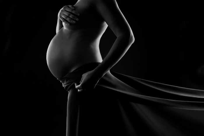 Photoshoot of pregnant women on a black background